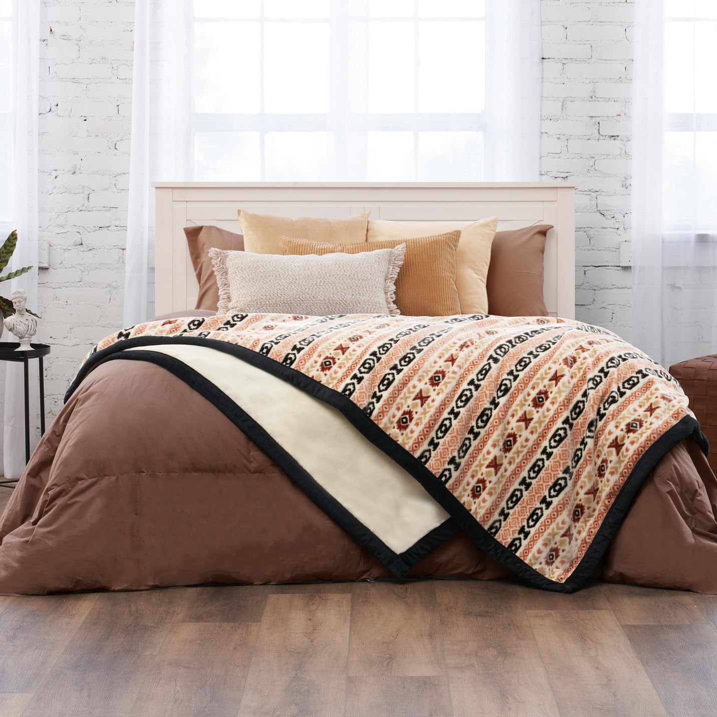Northwest Ashford Home Essentials – Manta de felpa definitiva, 108 x 90 pulgadas, rayas Chimayo