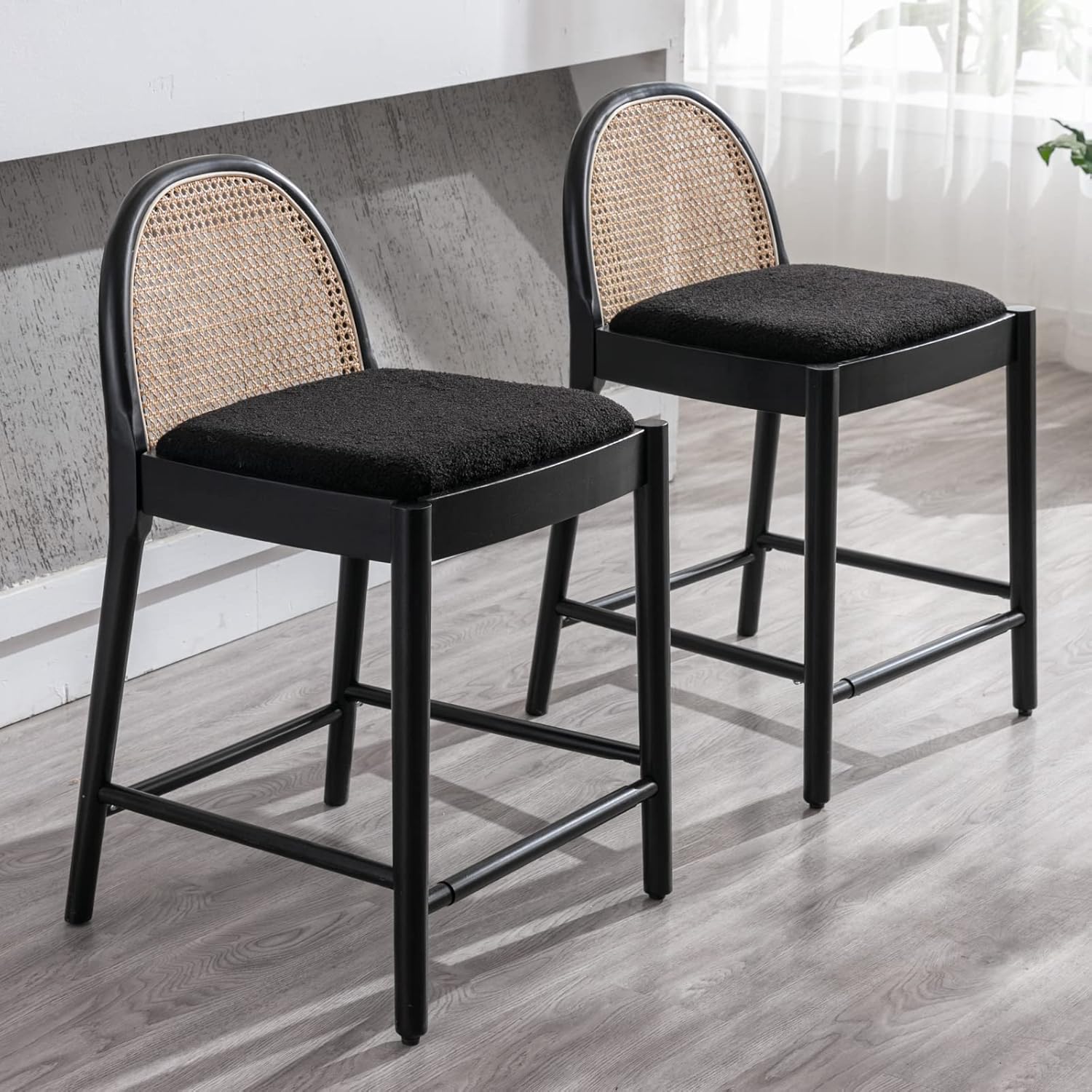 LukeAlon Juego de 2 taburetes de bar modernos de sherpa, de 26 pulgadas de altura de asiento, con patas de madera, caña de ratán natural, sillas de