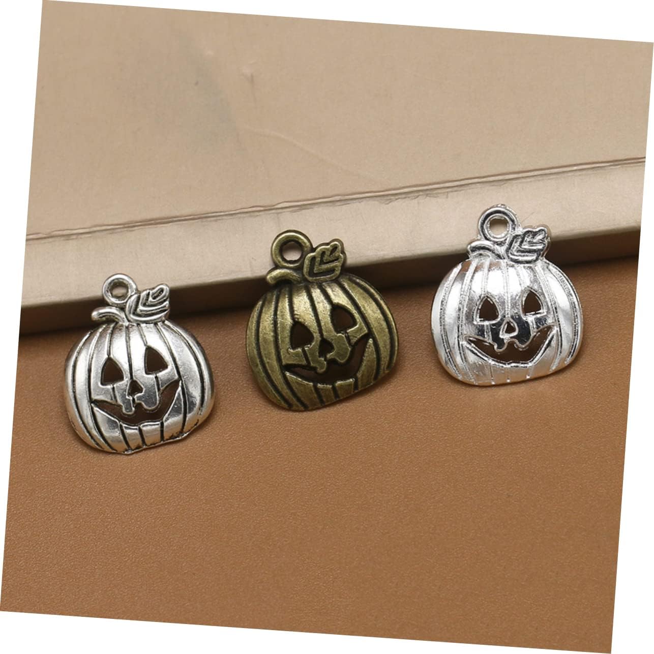 VILLCASE 100 dijes de bruja de Acción de Gracias, dijes de calabaza para collares, decoración retro, collar de bruja, aretes de Halloween, pulsera,