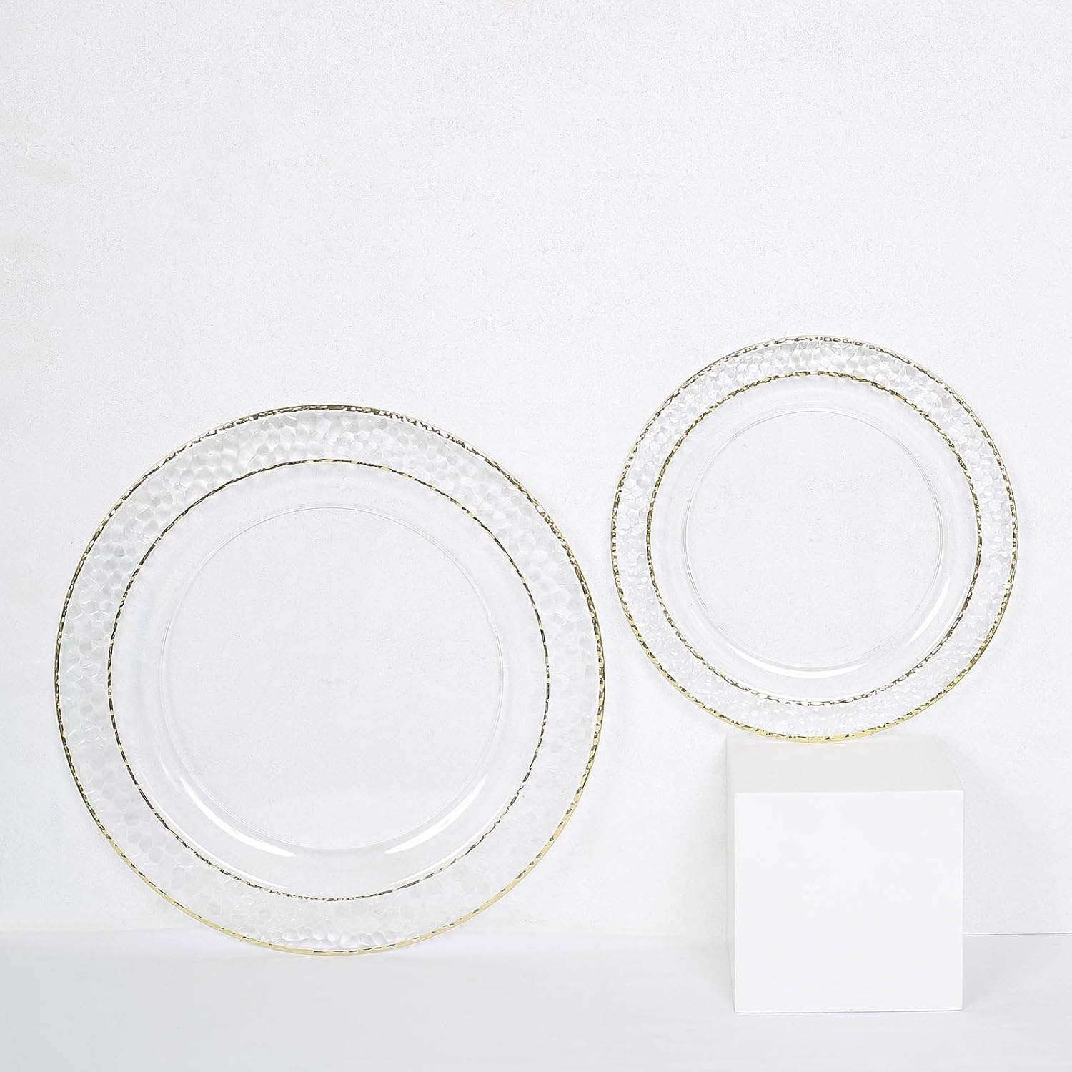 Efavormart – Paquete de 10 platos llanos de plástico martillado transparente de 10 pulgadas con borde dorado