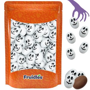 Calaveras de Halloween, doble crujiente, rellenos de bolsas de fiesta de truco o trato, envueltos individualmente en láminas de diseño de calavera Calaveras de Halloween, doble crujiente, rellenos de bolsas de fiesta de truco o trato, envueltos individualmente en láminas de diseño de calavera