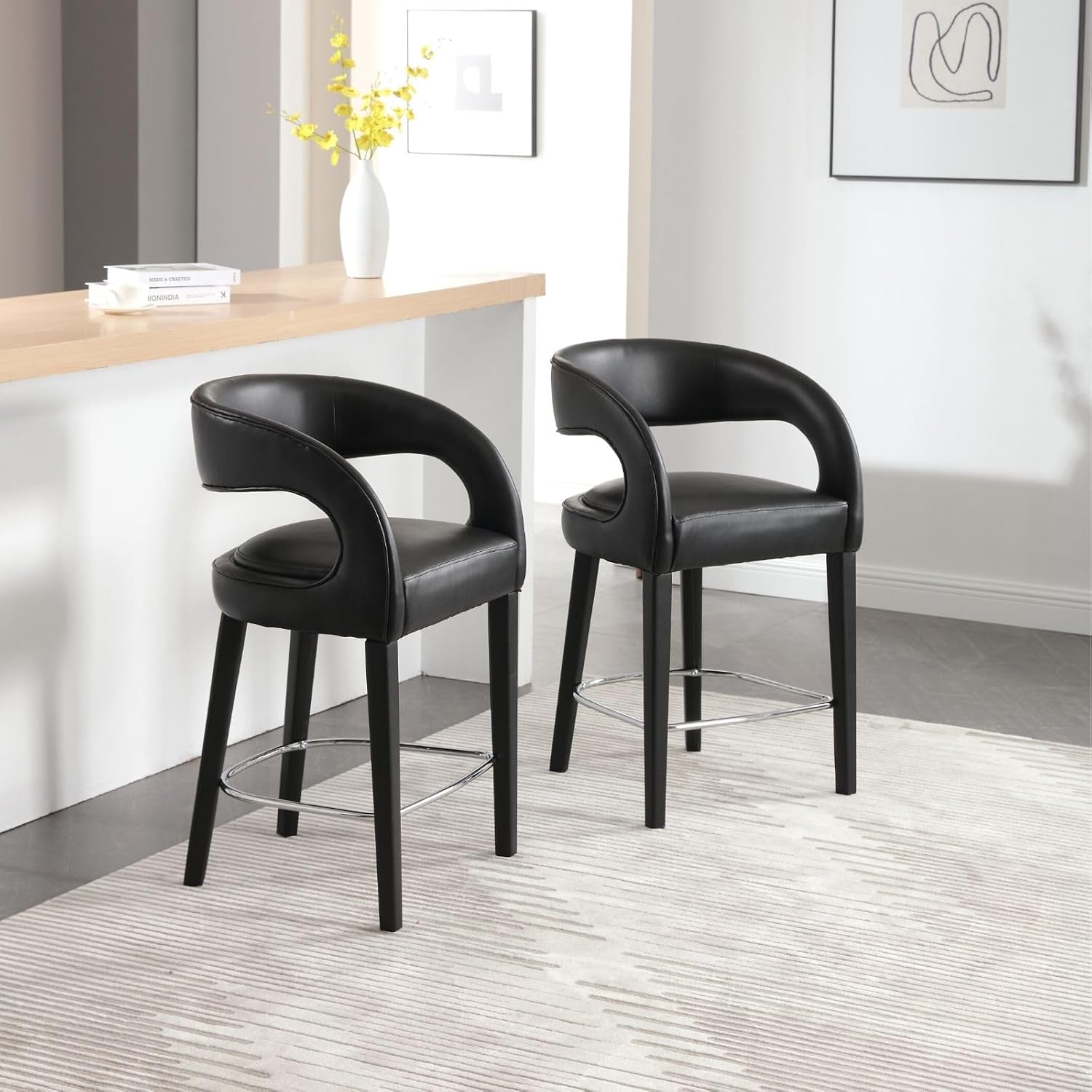 Juego de 2 taburetes de cuero negro para mostrador de barril, sillas de bar de madera de 26 pulgadas con respaldo tapizado para isla de cocina