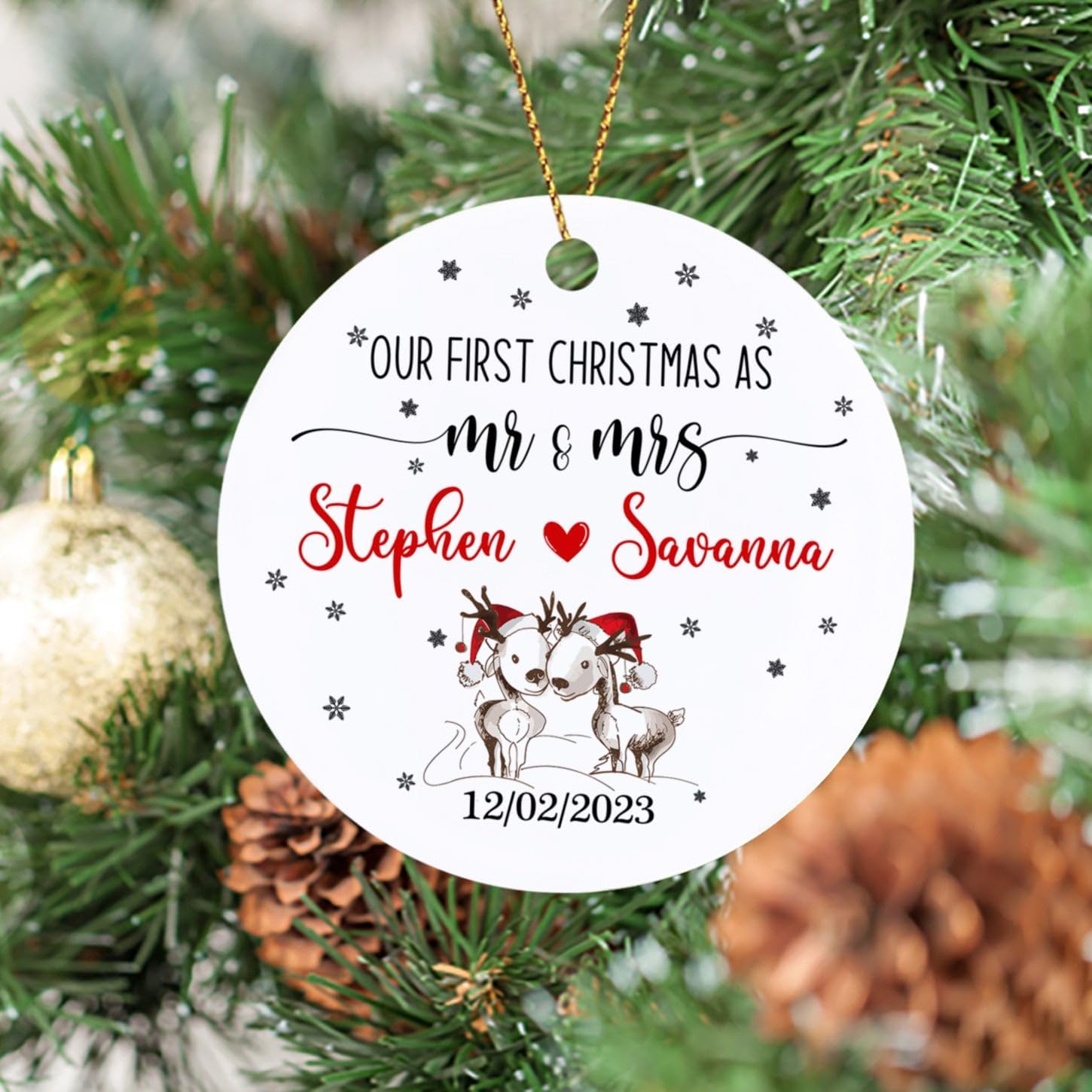 Adorno personalizable con texto en inglés Our First Christmas As Mr & Mrs 2023, adorno de 1 Navidad como Mr Mrs Deer para parejas casadas, nombres
