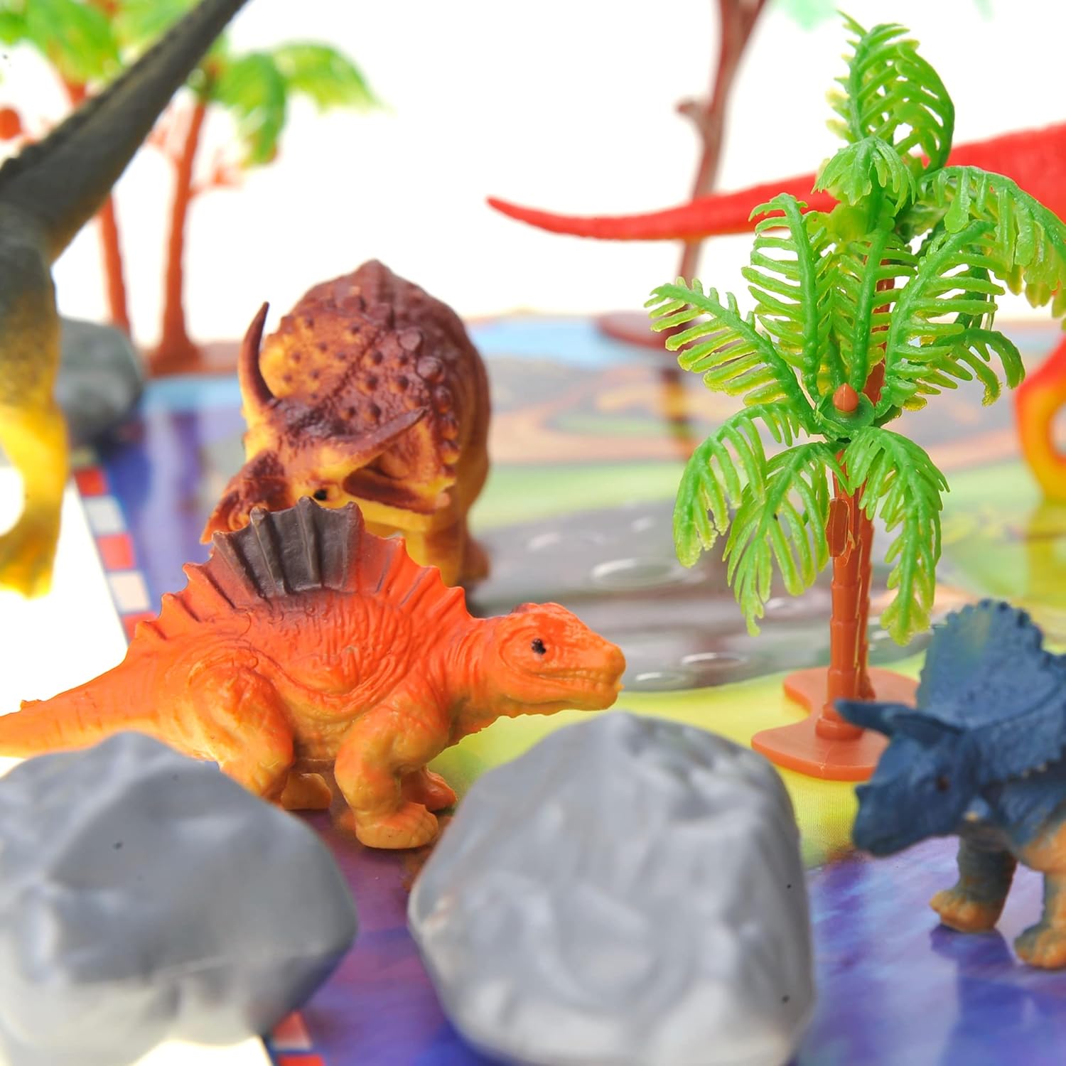 PowerTRC Juego de figuras de dinosaurio con árboles, rocas, tapete de juego y contenedor para niños y niñas  Crea un parque de dinosaurios con un