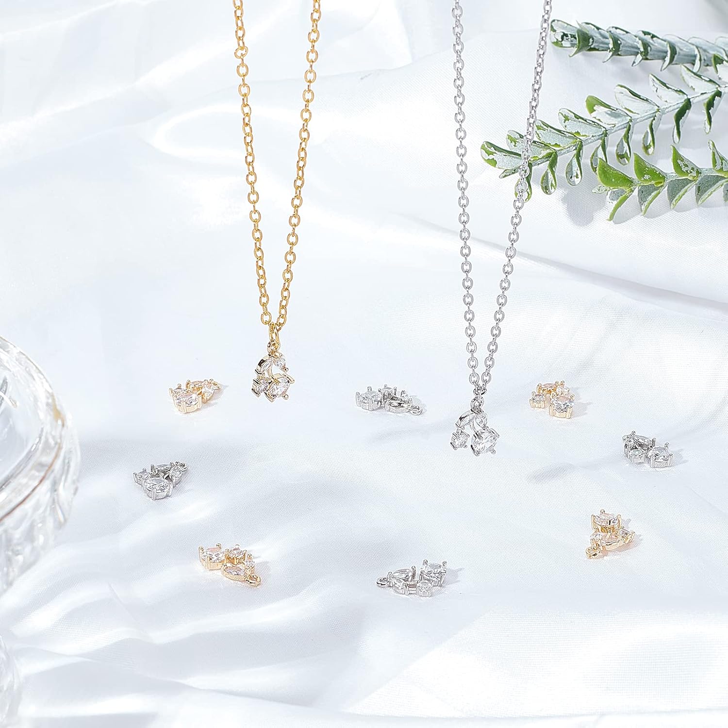Beebeecraft 10 dijes de cereza transparente con circonita cúbica en forma de fruta, colgantes chapados en latón con circonita cúbica, plata y oro