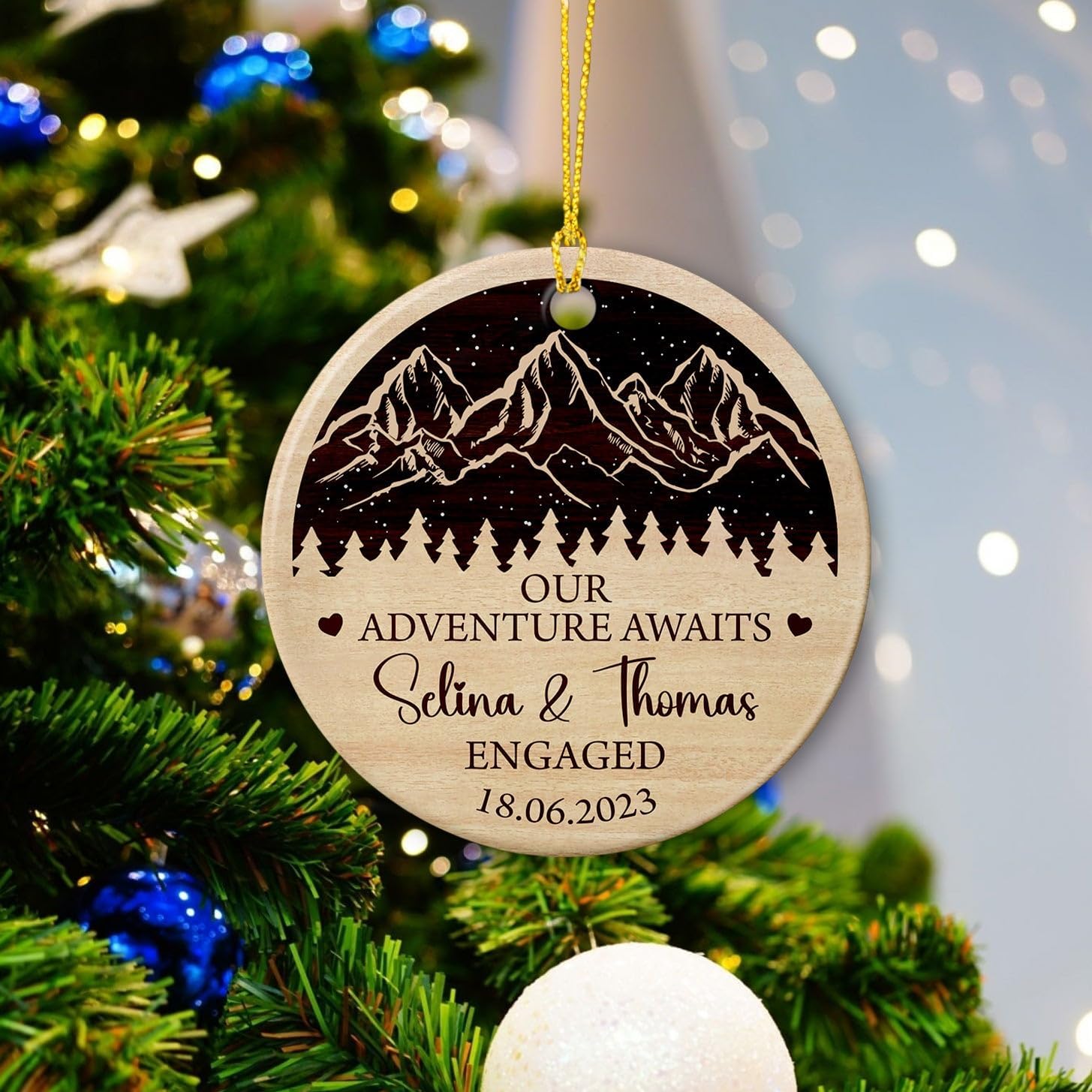 Adorno de cerámica con texto en inglés “Our Adventure Awaits Engaged”, adorno personalizado para la primera Navidad 2023, recuerdo de pareja de