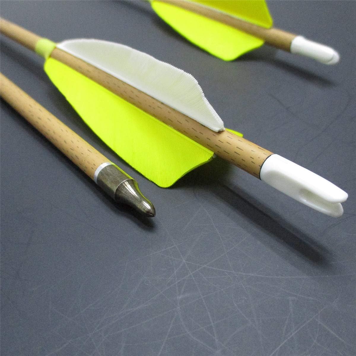 Archery – Flechas de carbono 500 columna vertebral con plumas helicoidales reales y puntas extraíbles para arco recurvo compuesto (paquete de 6)