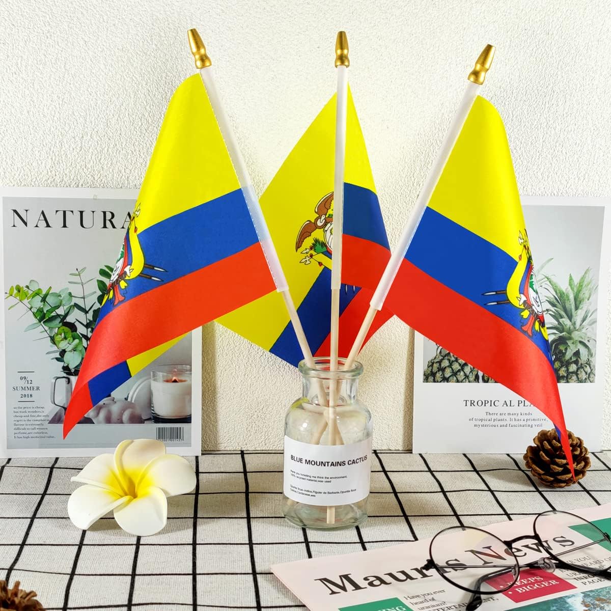 Newperlite Banderas de mano pequeñas de Ecuador – Poste de madera maciza y parte superior de lanza (paquete de 12, 5 x 8 pulgadas)