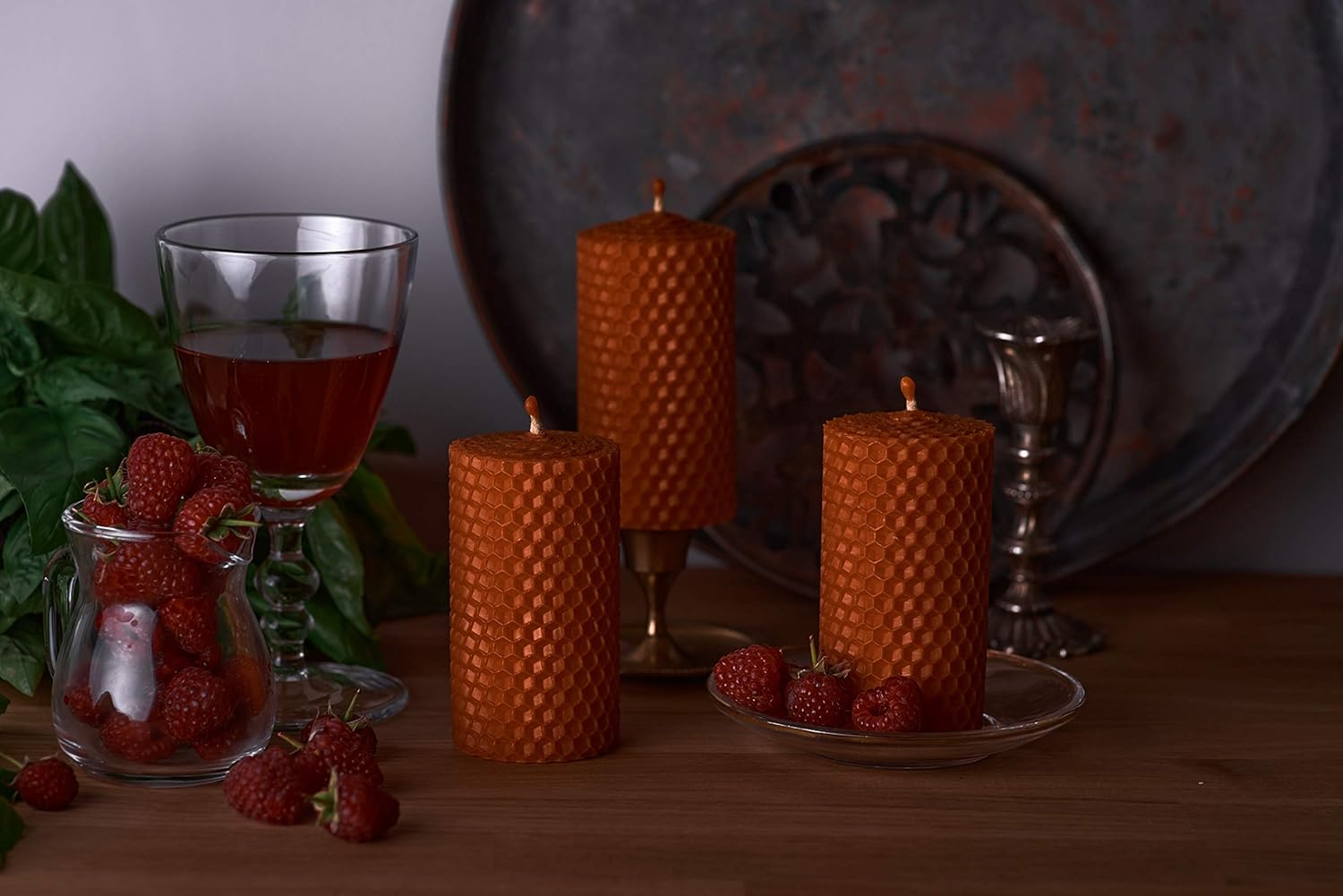 Juego de velas de cera de abeja naranja. 3 velas de pilar de cera de abeja de colores con aroma a miel natural y dije de panal hecho a mano para