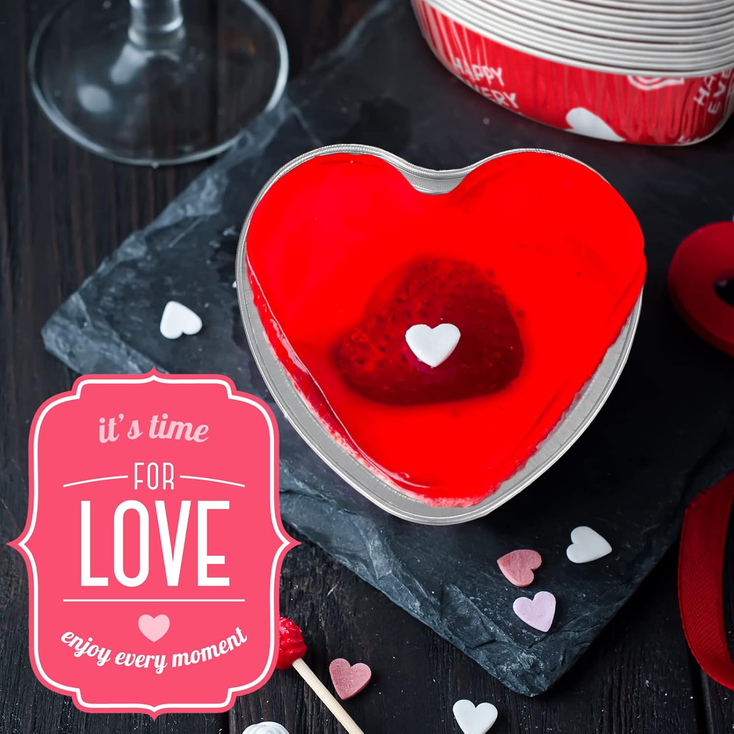 50 juegos de moldes para tartas en forma de corazón de San Valentín con tapas, de papel de aluminio, moldes para cupcakes de 3.4 onzas, mini moldes