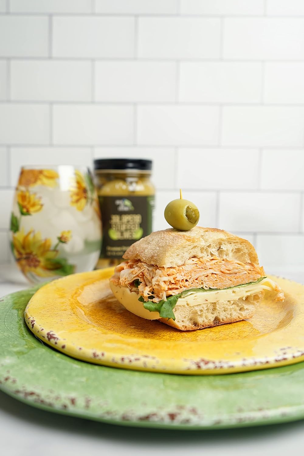 Green Jay Gourmet Aceitunas rellenas de jalapeño – Aceitunas verdes rellenas para recetas de guarnición de cóctel y tabla de queso – Aceitunas de