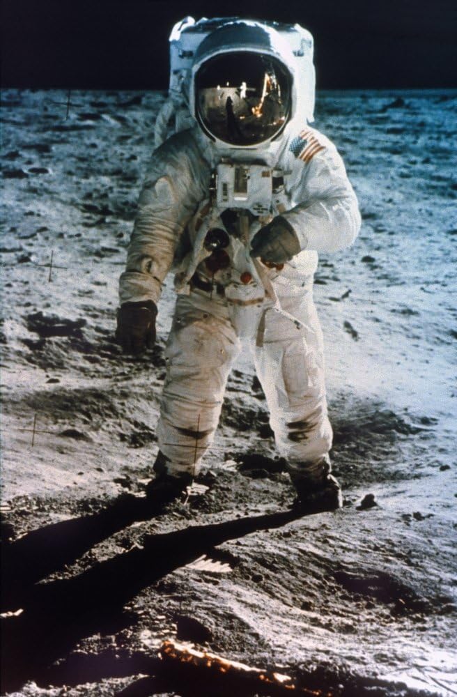 Apolo 11 Buzz Aldrin Nastronauta Edwin Buzz Aldrin de pie en la luna Neil Armstrong y águila reflejados en su visera 20 de julio de 1969 Póster