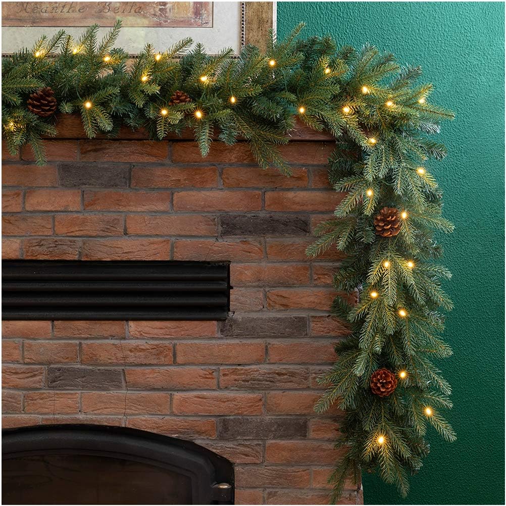 Glitzhome Guirnalda de Navidad preiluminada con cono de pino verde flocado con luz LED blanca cálida – 9 pies