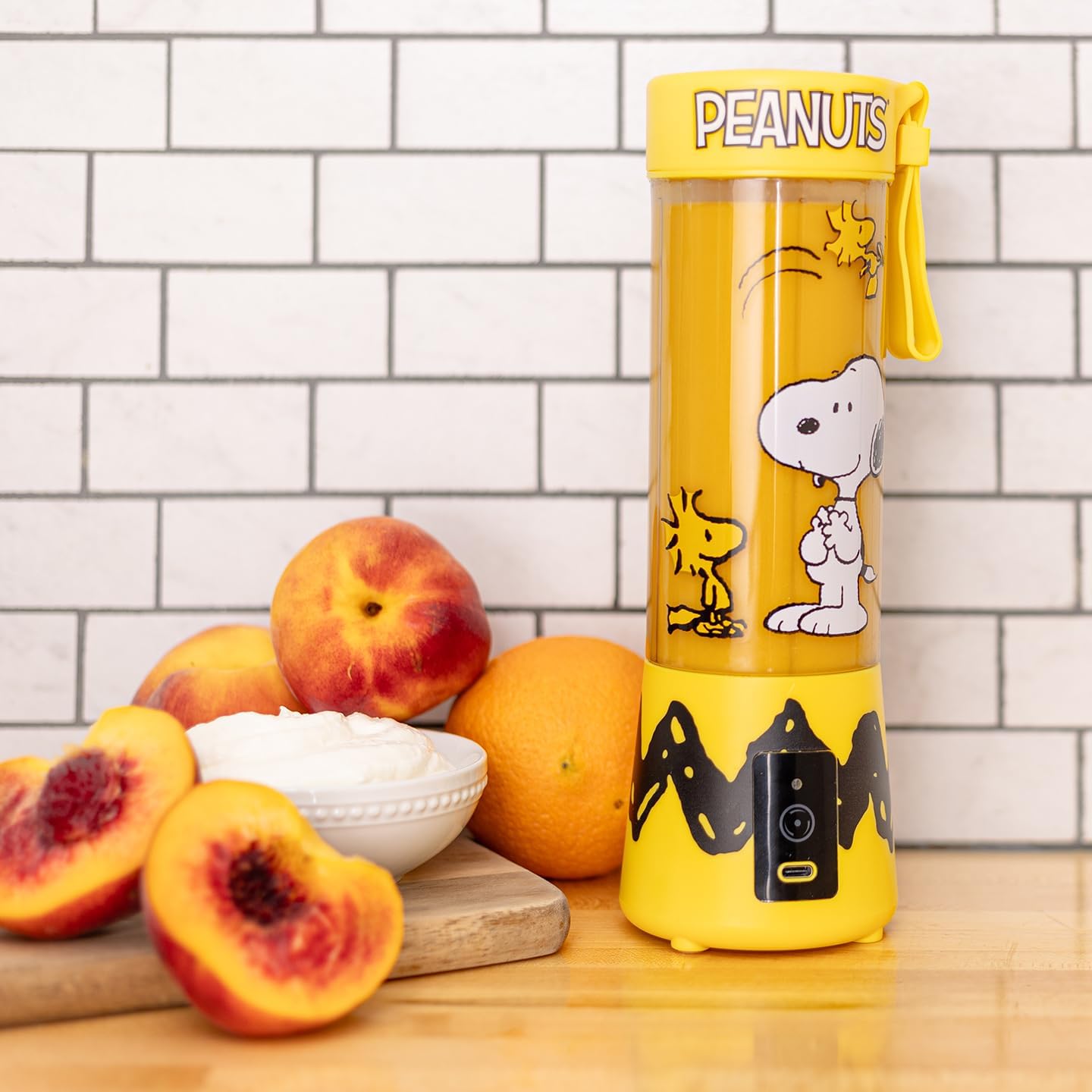 Uncanny Brands Peanuts Snoopy & Woodstock Licuadora portátil recargable por USB