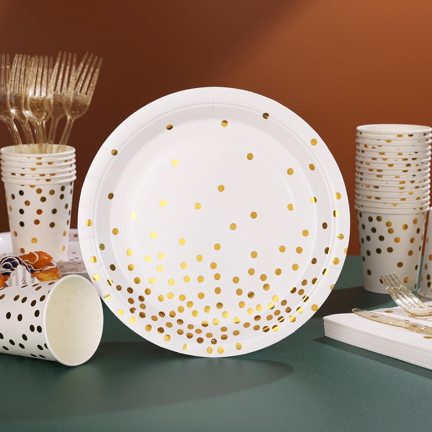 Juego de platos y servilletas de fiesta blancos y dorados, platos de papel desechables con puntos dorados, decoraciones de suministros de fiesta