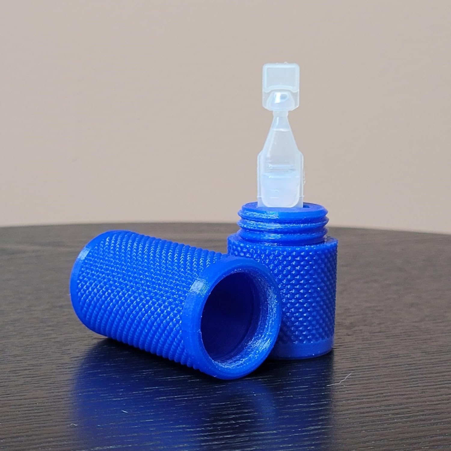 Soporte para viales de gotas para ojos y estuche de transporte de bolsillo  Capacidad para un (1) vial de colirio de un solo uso  Ideal para llevar