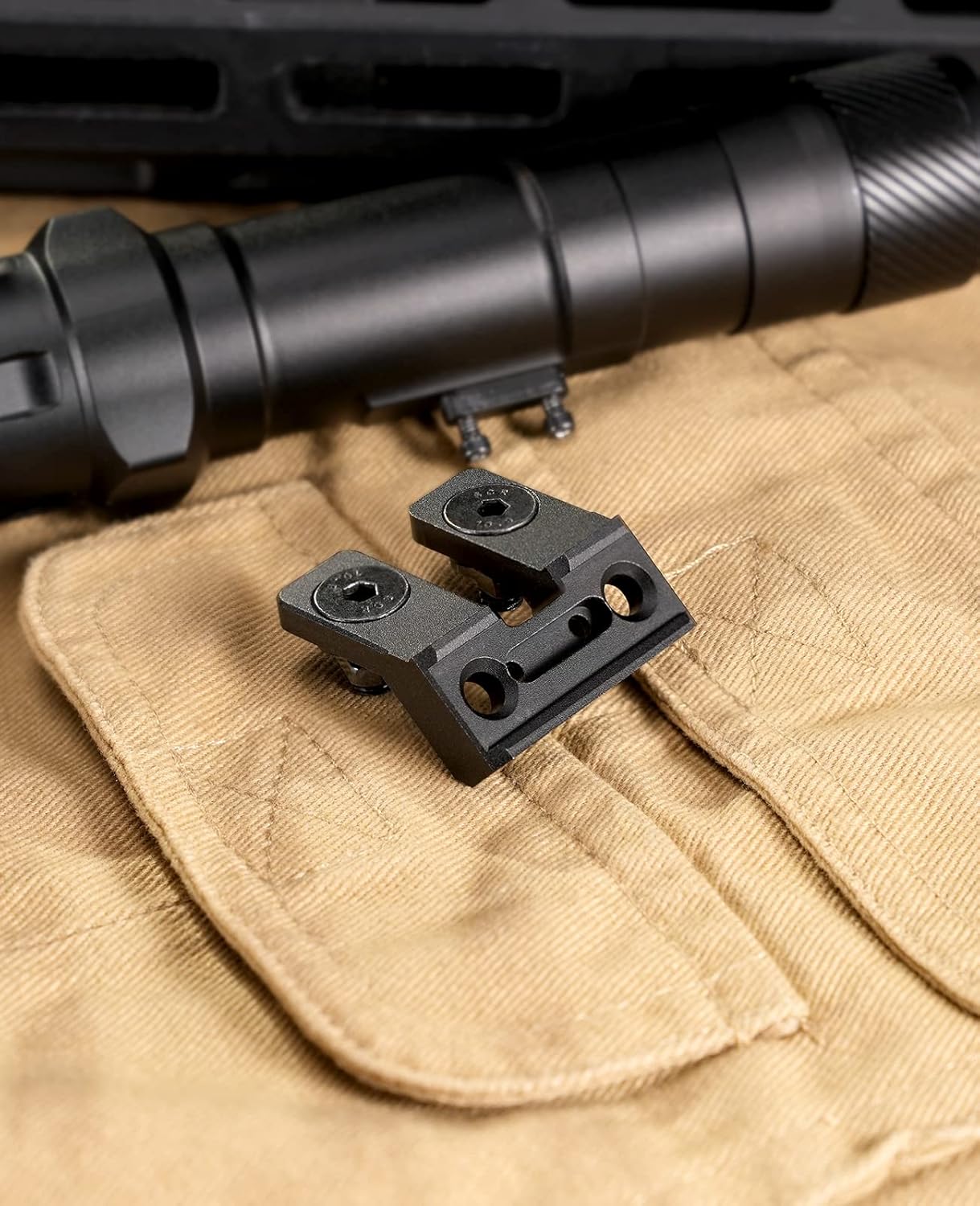 CVLIFE Soporte de riel M para linterna táctica, 45 grados compatible con Streamlight Protac SeriesSurefire M300M600 Series
