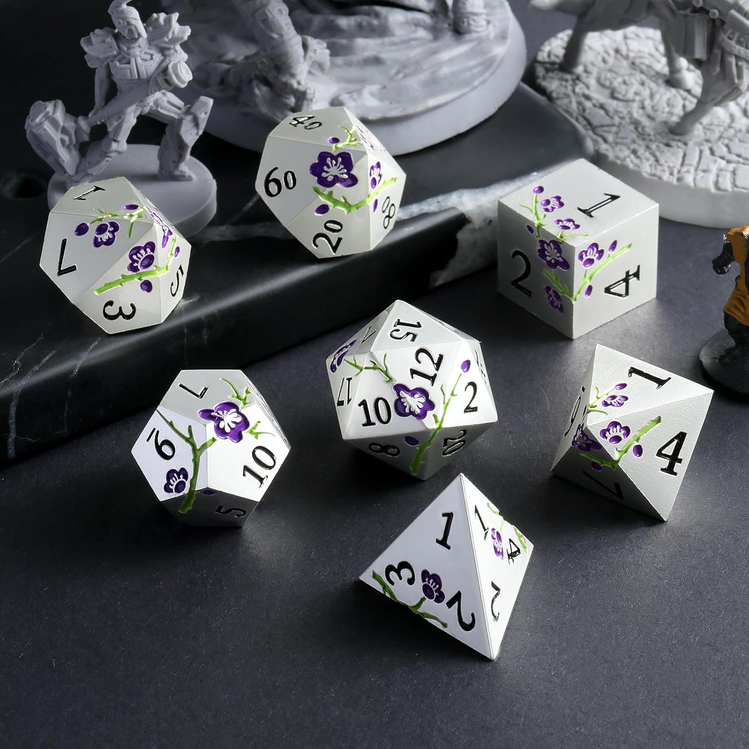DNDND – Juego de 7 dados metálicos metálicos pesados con estuche de regalo para juego de mesa de Calabozos y Dragones (plata mate con flor morada)