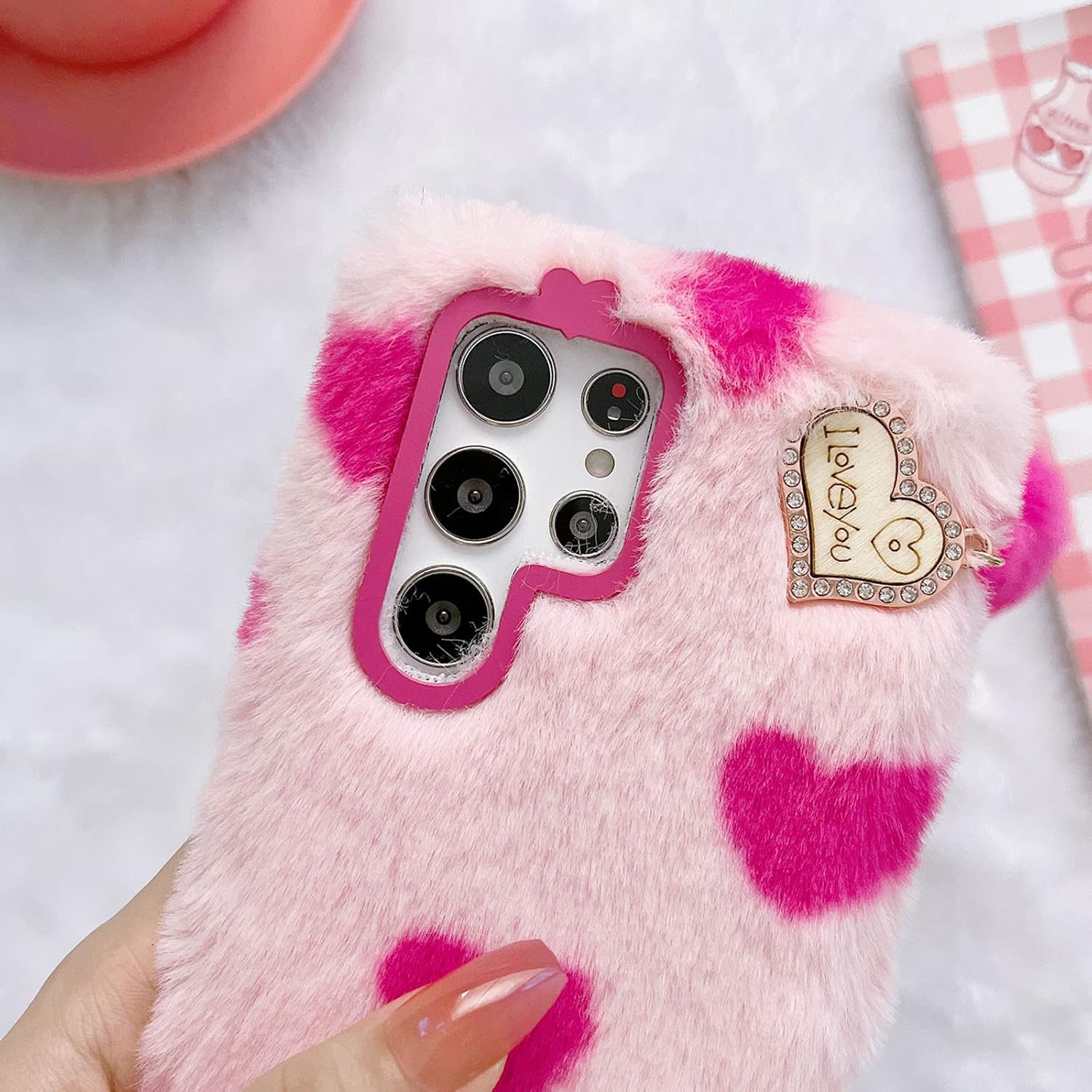 Losin Compatible con Galaxy S22 – Funda peluda ultra afelpada con bonito colgante de bola de corazón de amor 3D, funda de piel mullida y esponjosa,