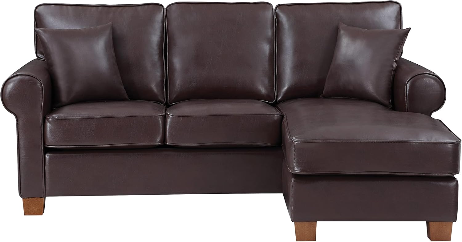 OSP Home Furnishings Rylee – Sofá seccional reversible con brazo enrollado con 2 almohadas y patas con acabado café, piel sintética de cacao
