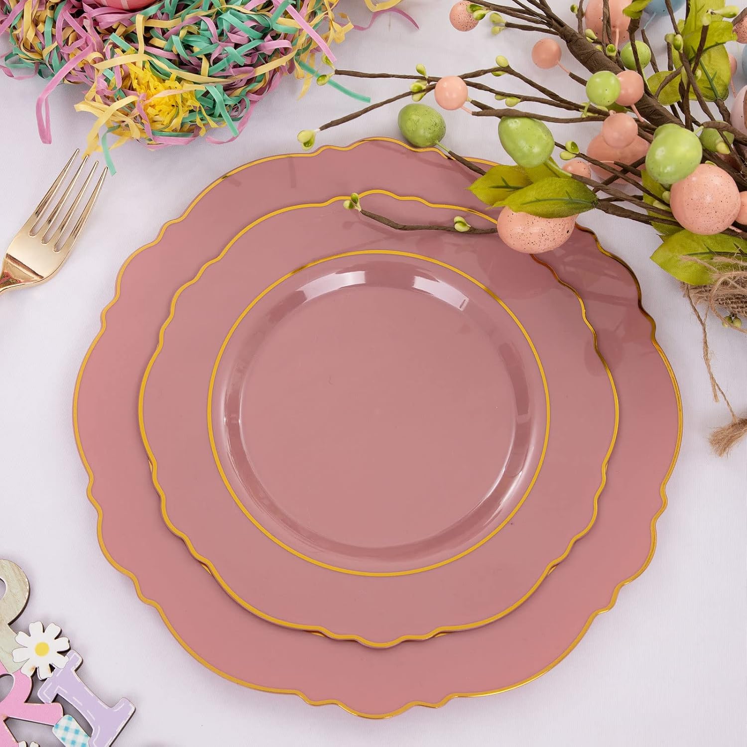 Nervure 100 platos de plástico rosa malva con borde dorado y 240 vasos de plástico dorados
