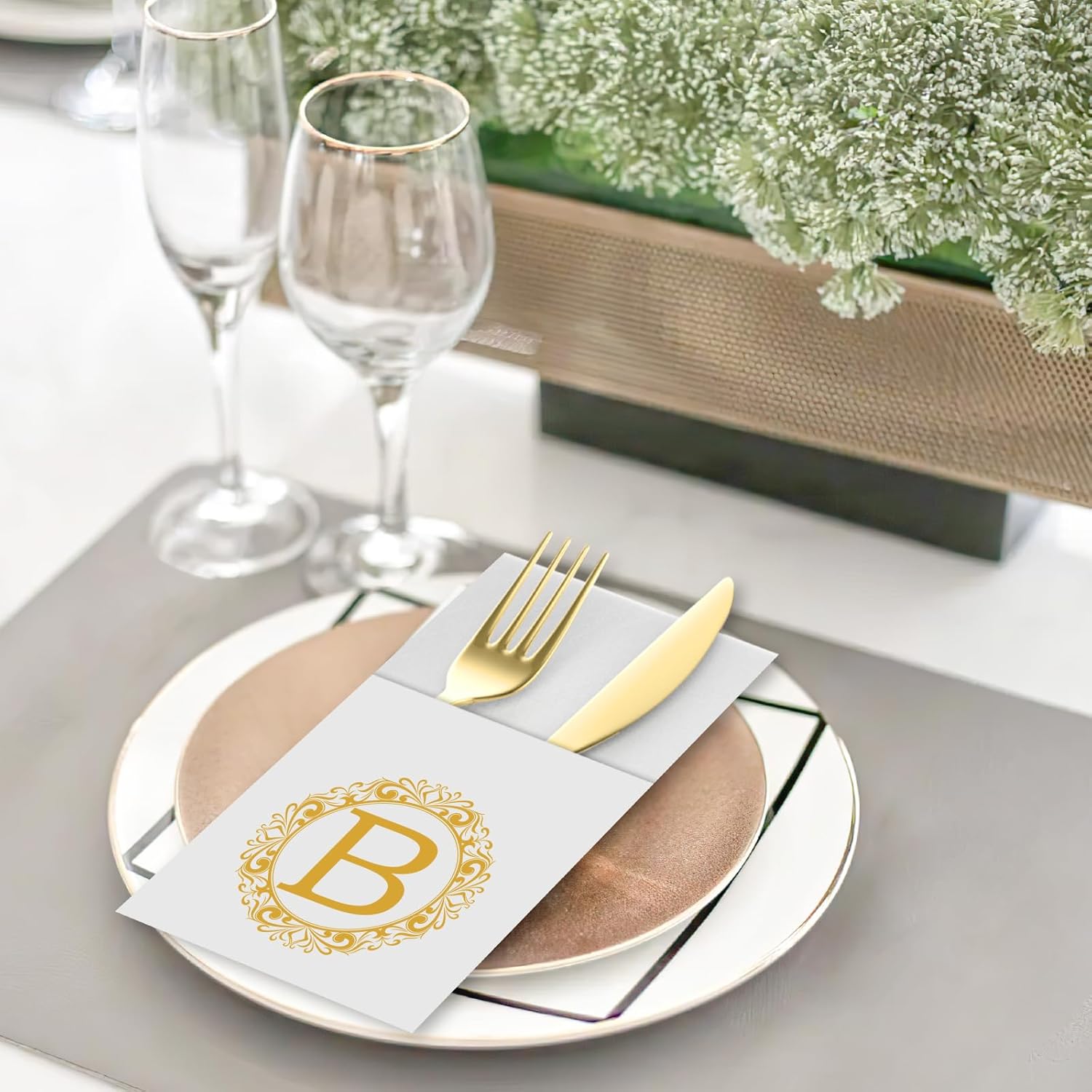 Servilletas de bolsillo desechables con monograma, paquete de 50 servilletas blancas y doradas con letra B, toallas de mano desechables para baño,