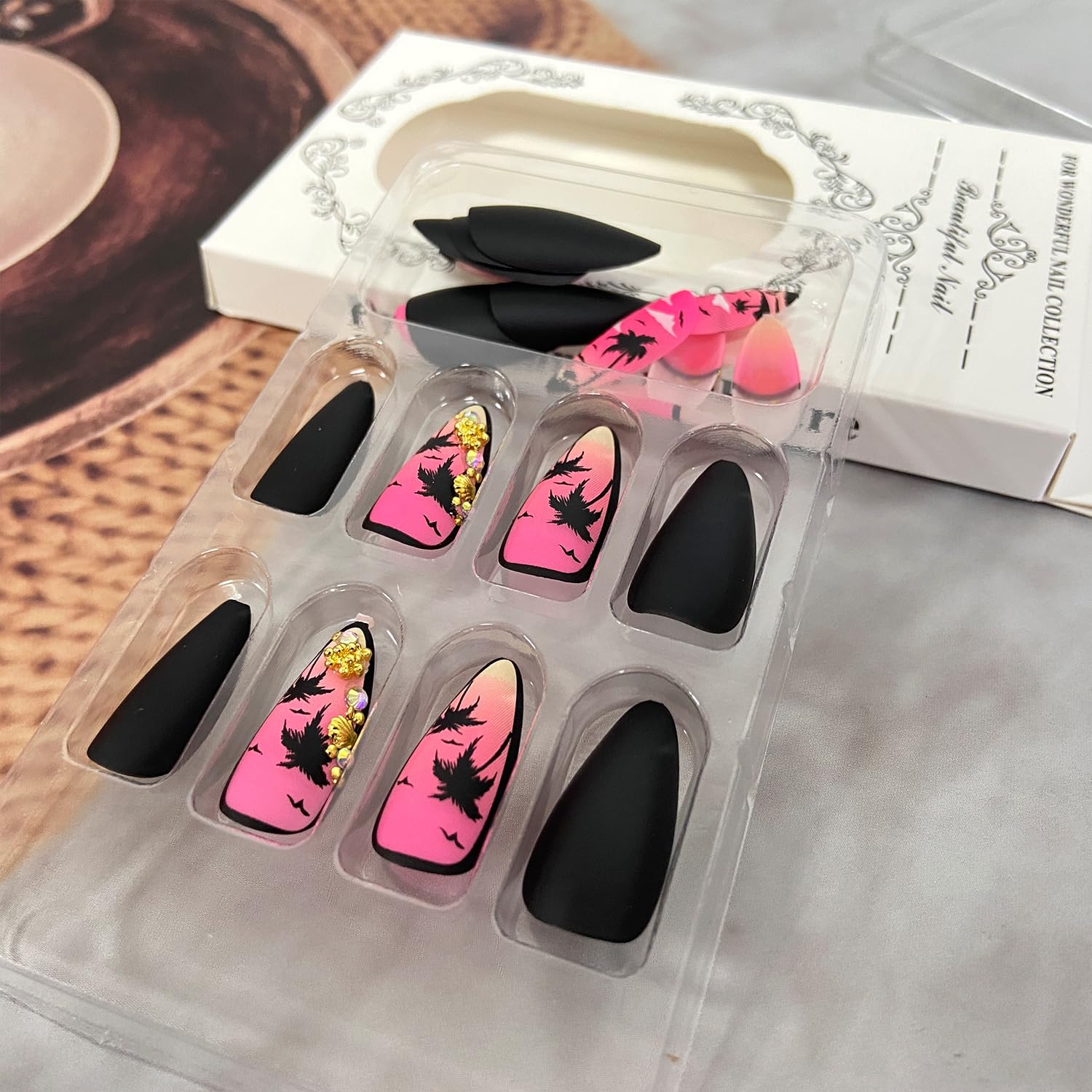 Uñas doradas a presión, estilo almendra larga, patrón de gaviota de árbol de coco negro, acabado mate degradado rosa, uñas postizas reutilizables
