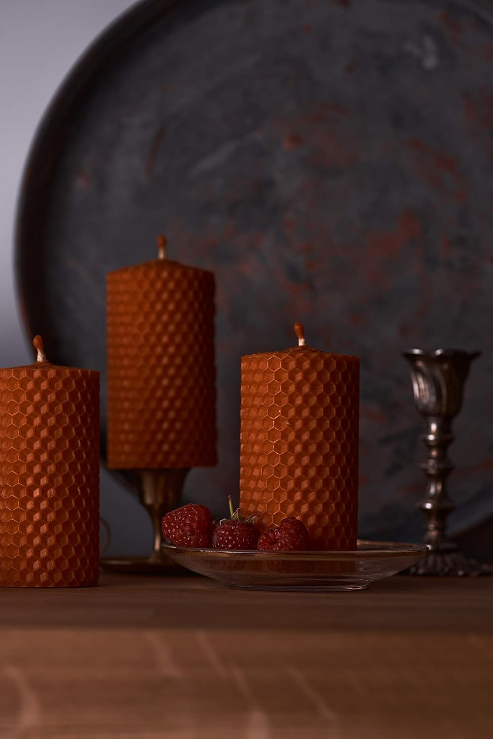 Juego de velas de cera de abeja naranja. 3 velas de pilar de cera de abeja de colores con aroma a miel natural y dije de panal hecho a mano para