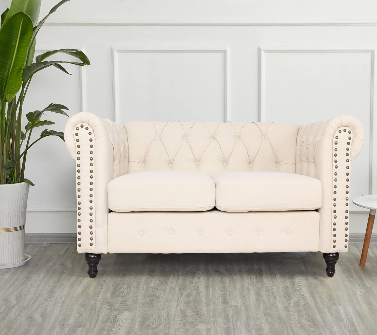 Sofá Chesterfield tradicional de lino con decoración de remaches y patas de madera para sala de estar, color crema