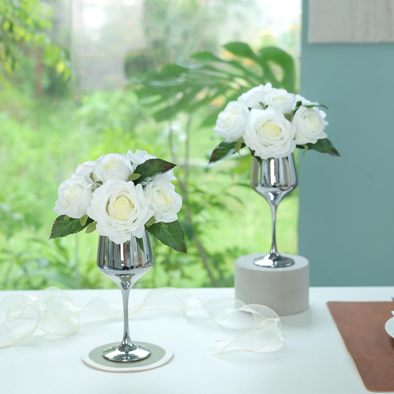 FOTEEWL Flores artificiales de tacto real con jarrón, rosas de seda falsas en jarrón, ramo de arreglos florales de imitación para decoración de mesa