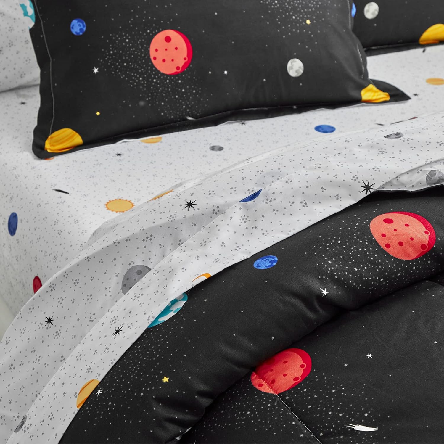 UOZZI BEDDING Juego de ropa de cama de 4 piezas para niños pequeños, estilo espacial negro con estrellas y planetas, color negro, lindo incluye