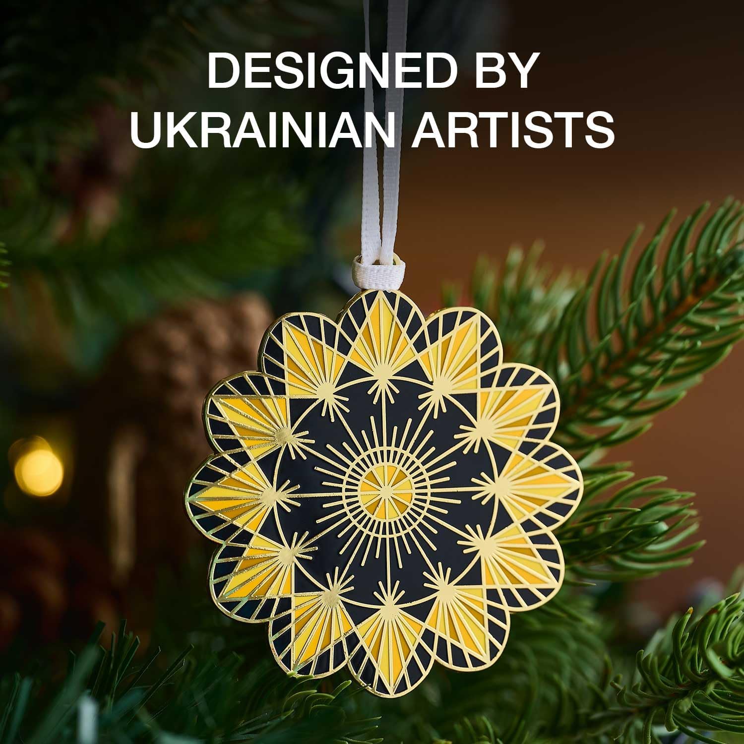 Adorno colgante de Navidad ucraniano, chapado en oro, diseño de doble cara por artistas ucranianos VikaVita – Adorno de Navidad 2023 por Dissent Pins