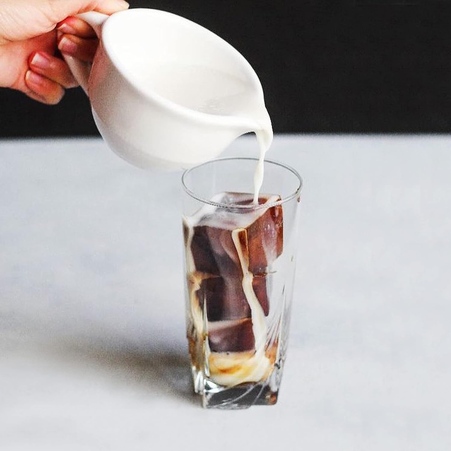 ZOKU Bandejas gigantes para cubitos de hielo, juego de 2, bandejas apilables de silicona con tapas que protegen el sabor, de fácil liberación, sin