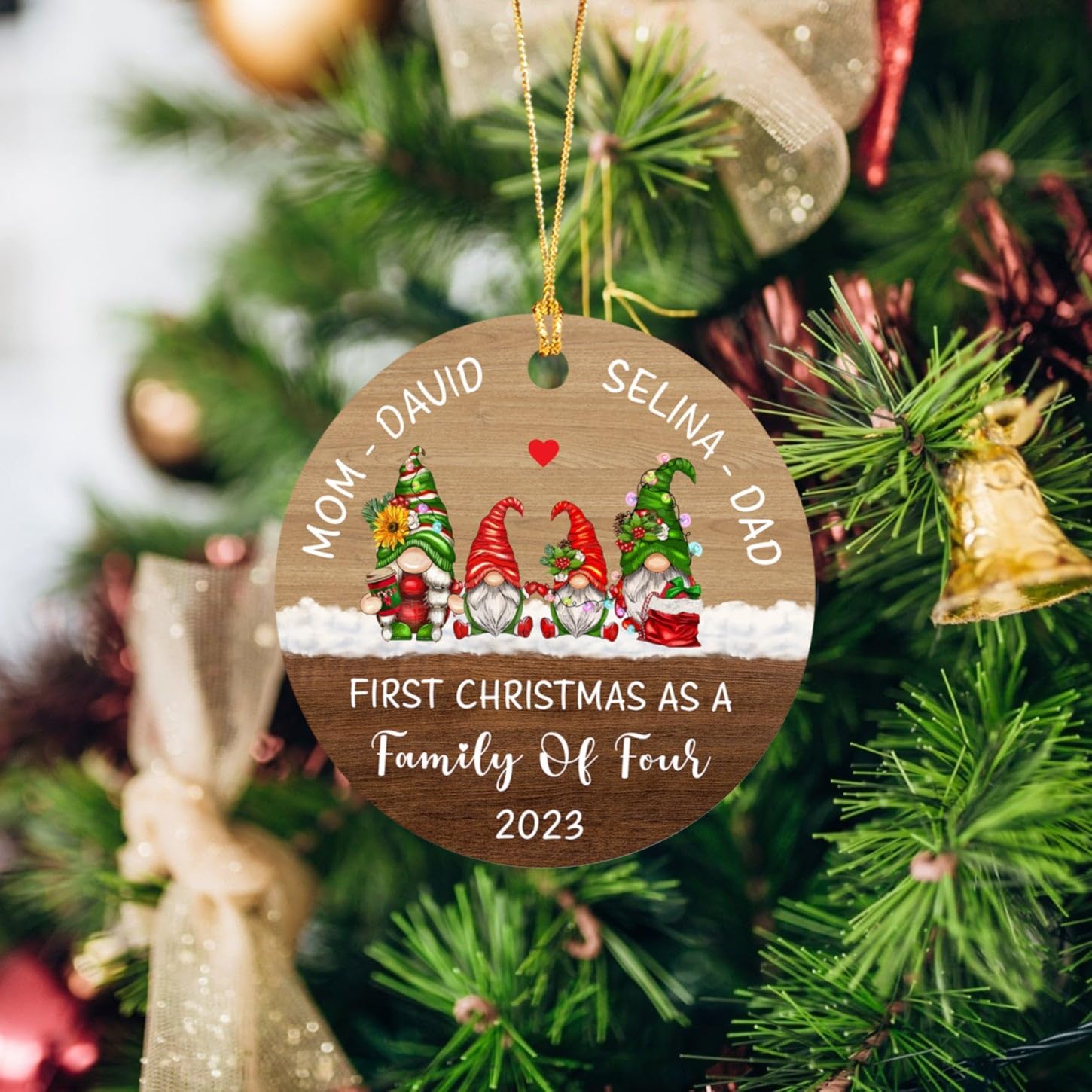 Adorno de gnomo de nuevos padres, regalo de recuerdo personalizado para la primera Navidad como familia de cuatro, adorno de Navidad 2024, regalo de