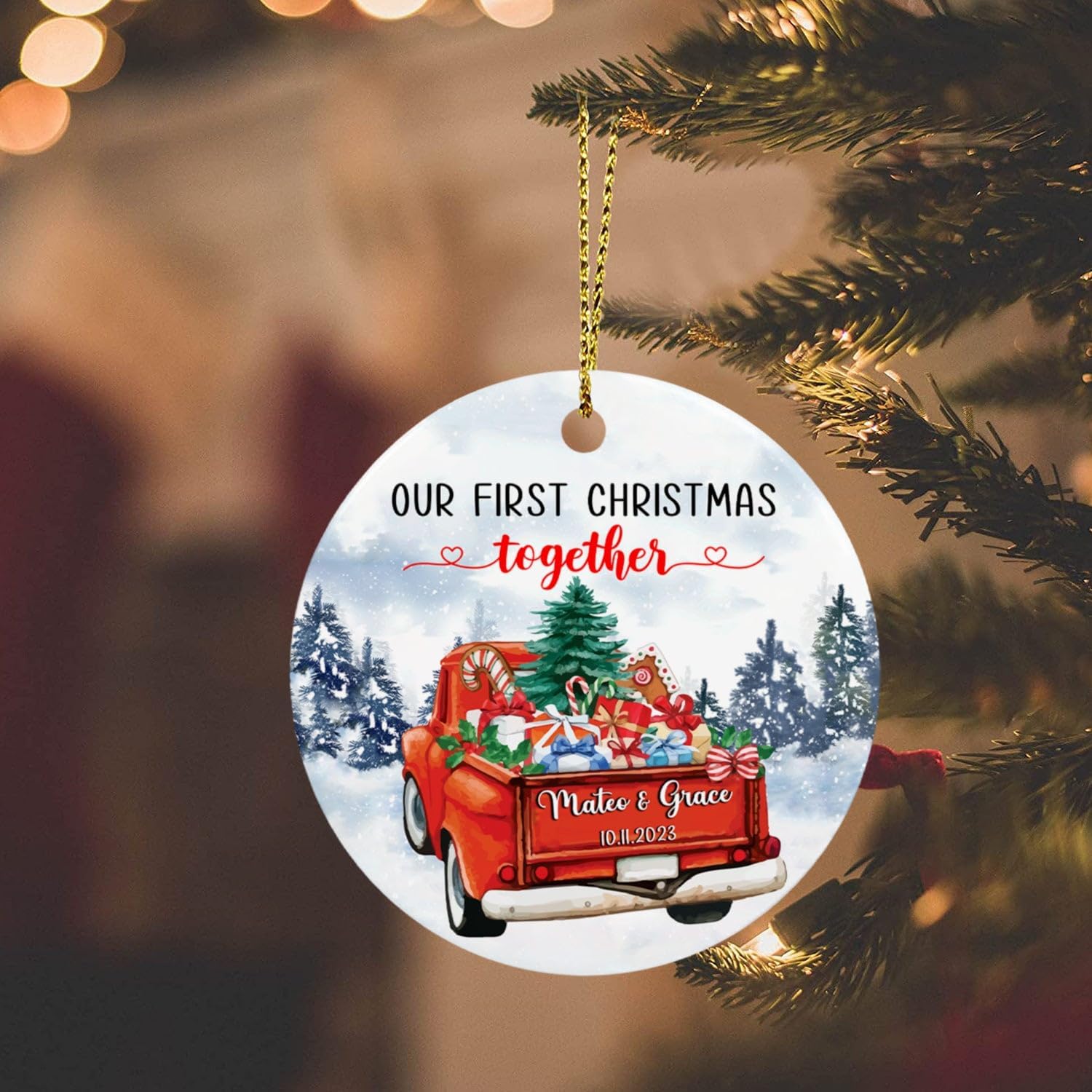 Adorno de Navidad con texto en inglés Our First Christmas Together Married Christmas 2024, auto rojo, fecha de nombre personalizado, para recién
