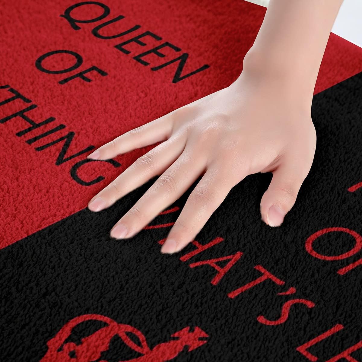 Erosebridal Alfombras de baño para parejas, color rojo y negro, 20 x 32 pulgadas, Queen of Everything King of What Left Bath Mat Regalos de boda