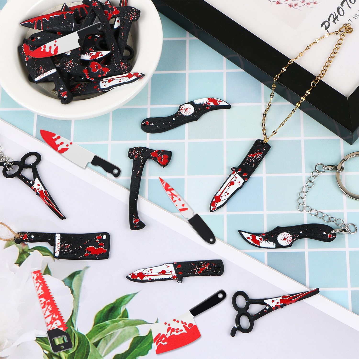32 dijes de cuchillos falsos, dijes de Halloween, mini cuchillos de resina para mujeres, manualidades, manualidades, cuchillos falsos con caja, 10