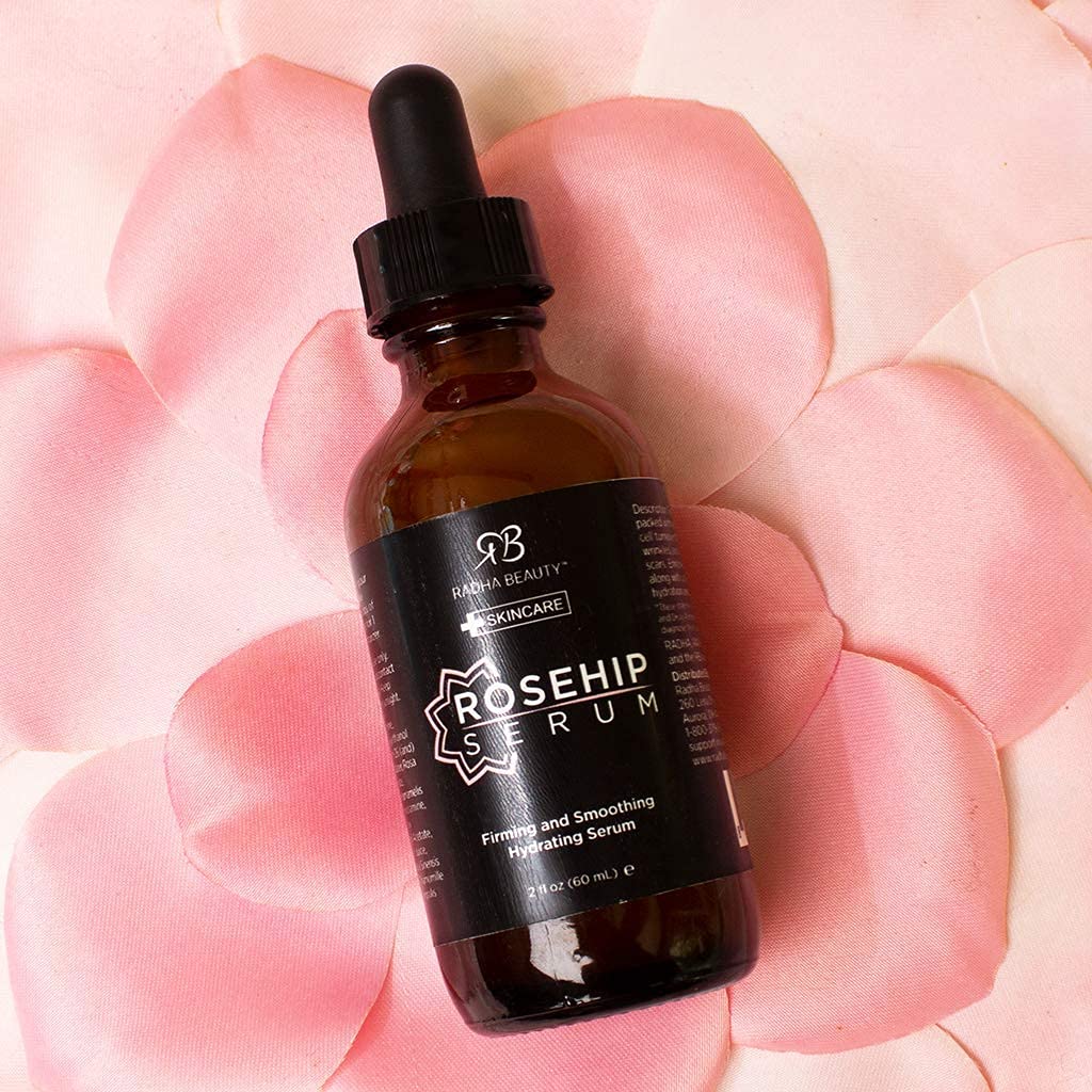 Radha Beauty Suero facial prémium de rosa mosqueta de 2 onzas con aloe, té verde y hamamelis, solución natural antienvejecimiento para el cuidado de