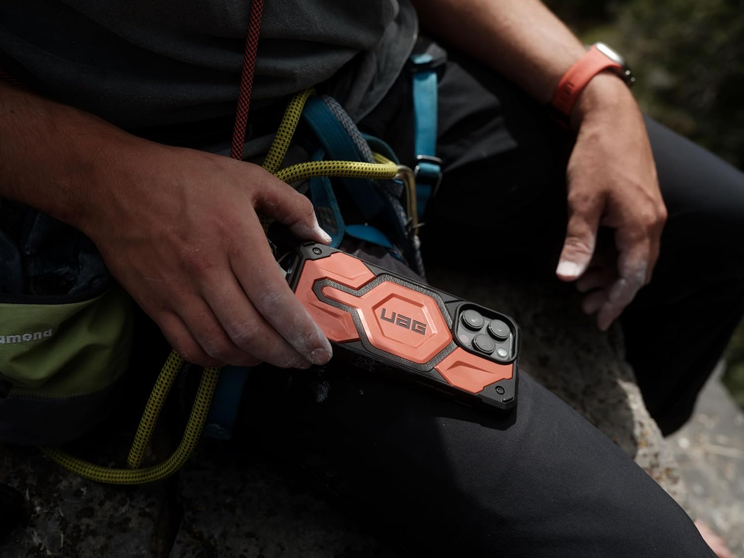 URBAN ARMOR GEAR UAG – Funda compatible con iPhone 15 Pro de 6.1 pulgadas, Monarch Pro plateada con imán integrado compatible con carga MagSafe,