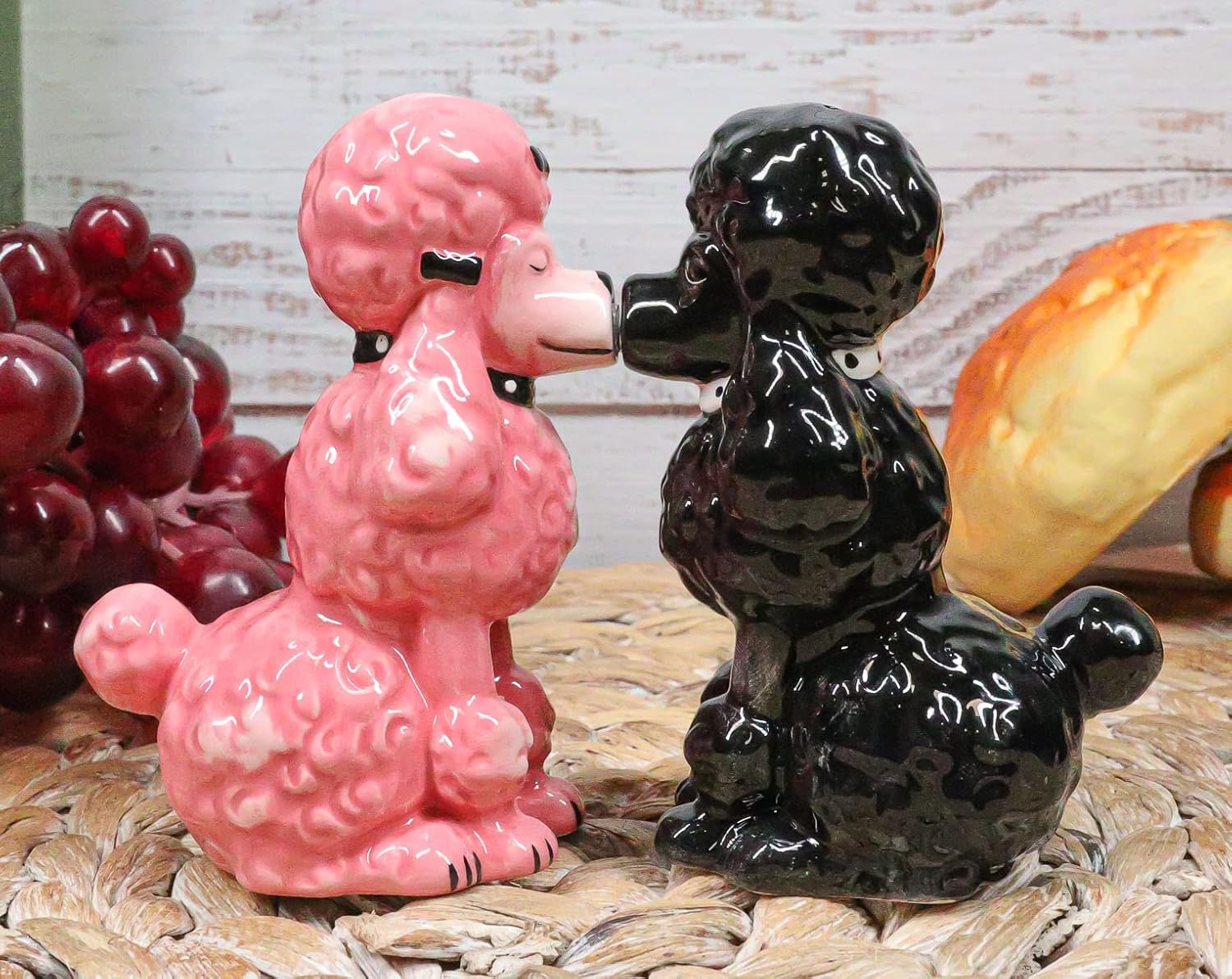 Ebros Gift Chien Canne – Juego de figuras de cerámica para perros de alta moda, color negro y rosa, salero y pimentero, 4 pulgadas de alto, para