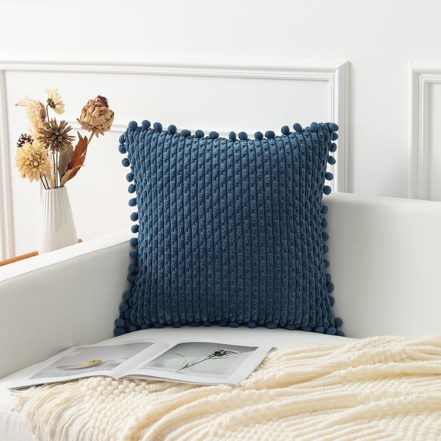 Kevin Textile – Juego de 2 fundas de almohada decorativas de pana azul, con pompones, suaves, bohemias, a rayas, decoración moderna para el hogar,