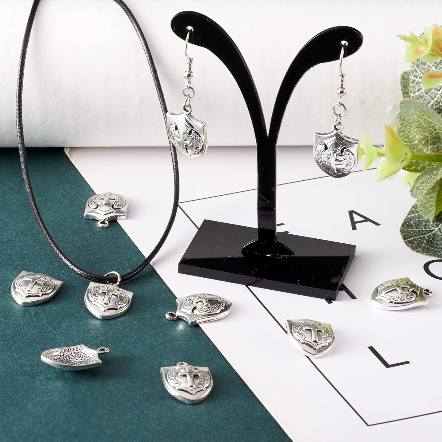 Craftdady Dijes pequeños de cruz estilo tibetano de plata antigua, cruzas de fe, colgantes de cruz de crucifijo, dijes colgantes de metal para