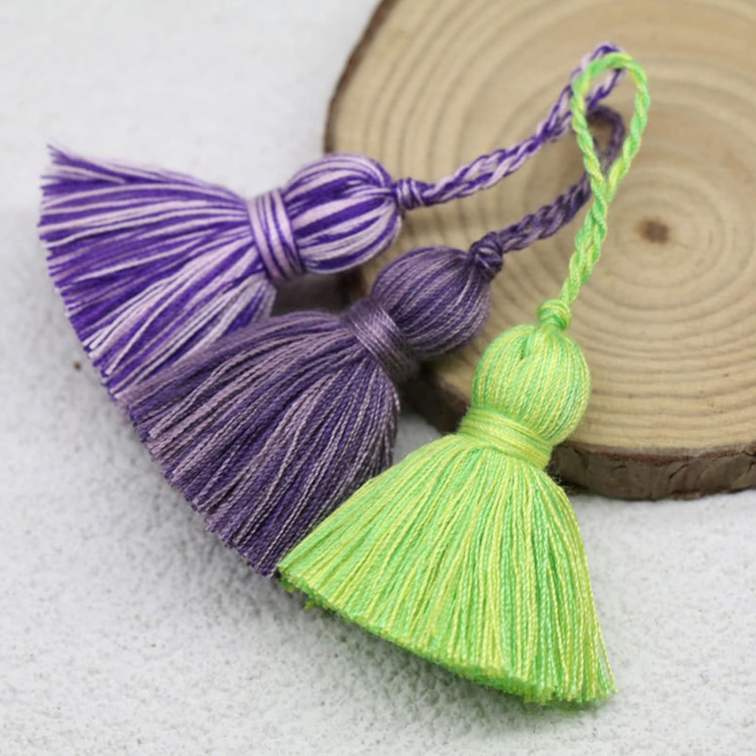 amokk Borlas pequeñas gruesas para marcapáginas con lazo para colgar, lindas borlas para manualidades, fabricación de joyas, 2.9 pulgadas, 24 piezas