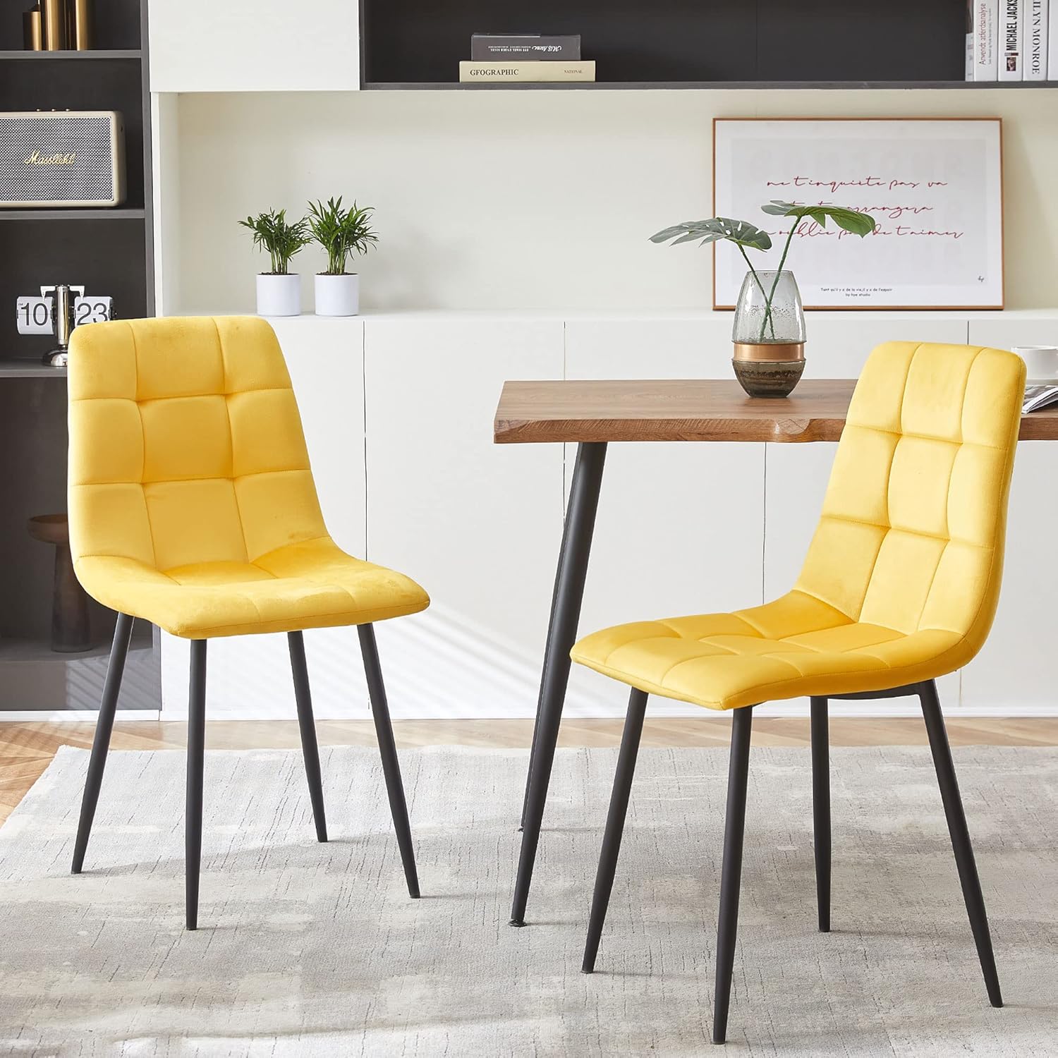 NORDICANA Juego de 4 sillas de comedor de terciopelo amarillo, modernas sillas auxiliares de comedor con patas de metal para cocina, sala de estar,