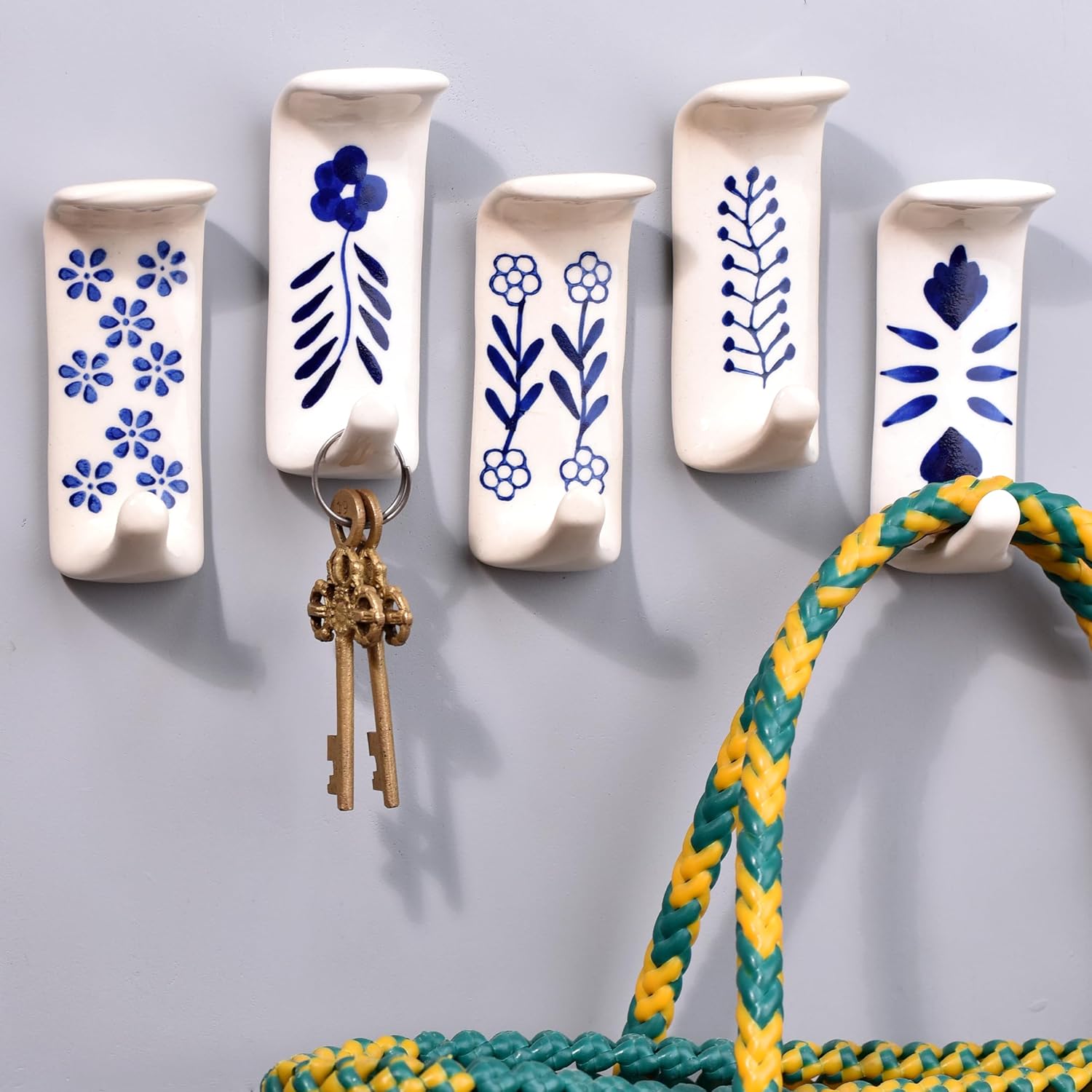 IndianShelf Ganchos adhesivos decorativos para baño, ganchos adhesivos de cerámica, bohemios, para toallas, ganchos de ducha sin daños en uñas,