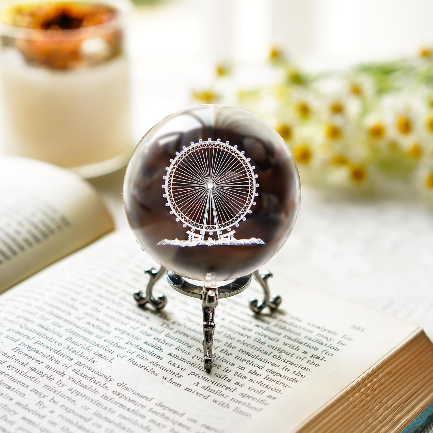HDCRYSTALGIFTS Bola de cristal de 2.4 pulgadas (2.362 in) con soporte de floración chapado en plateado, bola de vidrio Fengshui para decoración del