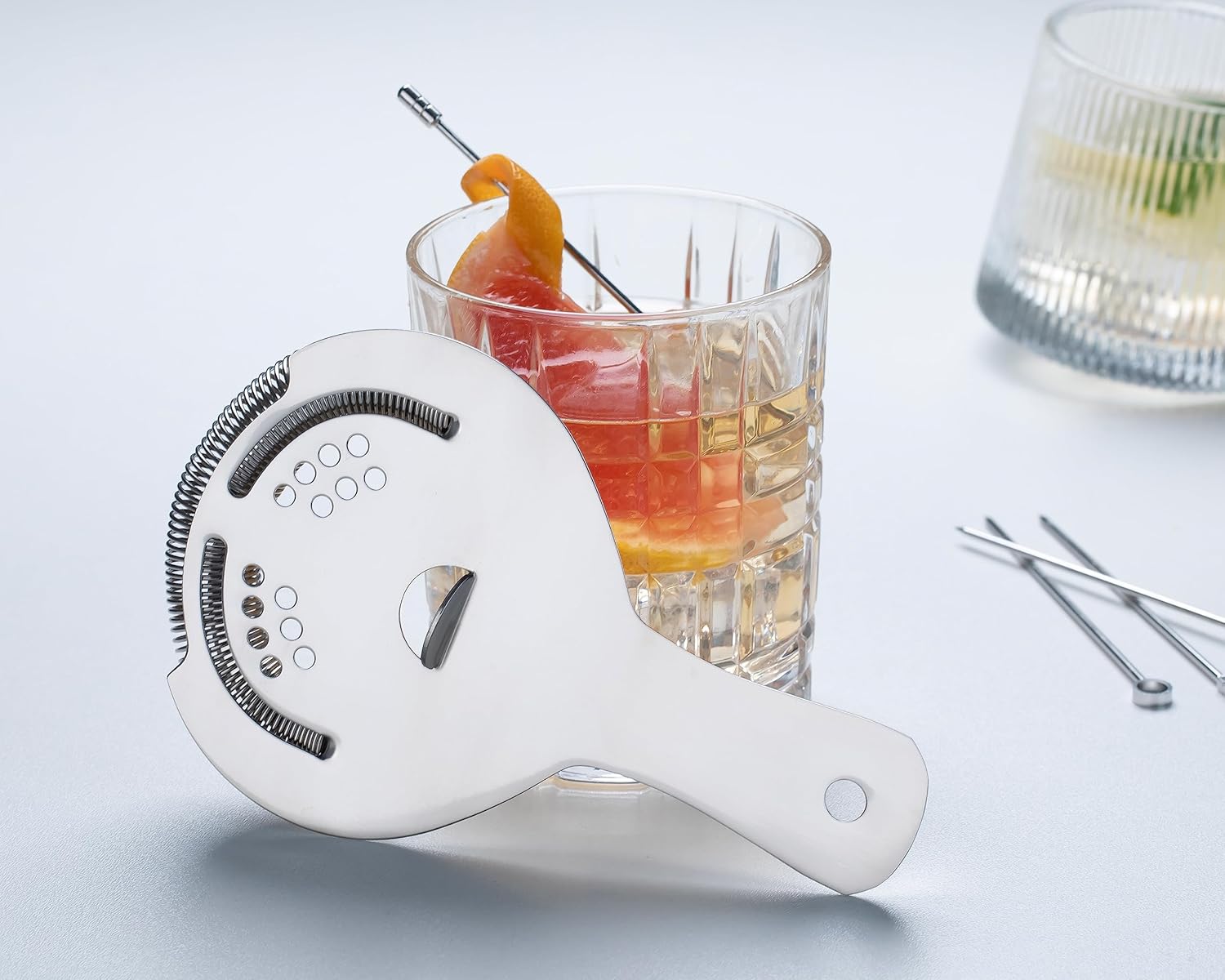 Colador Hawthorne, colador de cóctel de acero inoxidable con resorte de alta densidad  Acabado espejado – Colado sin esfuerzo para cocteleras Boston