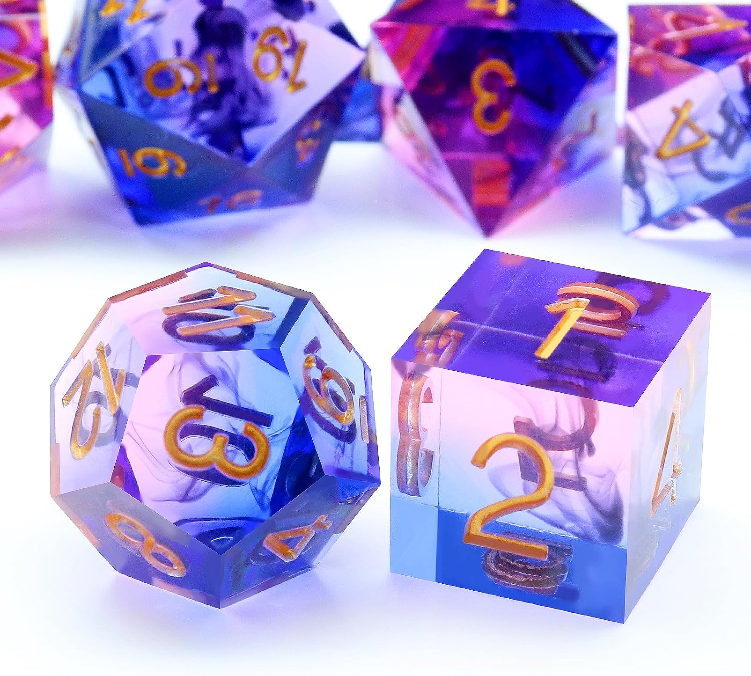Haxtec Juego de dados de resina de borde afilado con estuche para dados, 7 piezas de dados poliédricos de remolinos morados y azules para juegos de