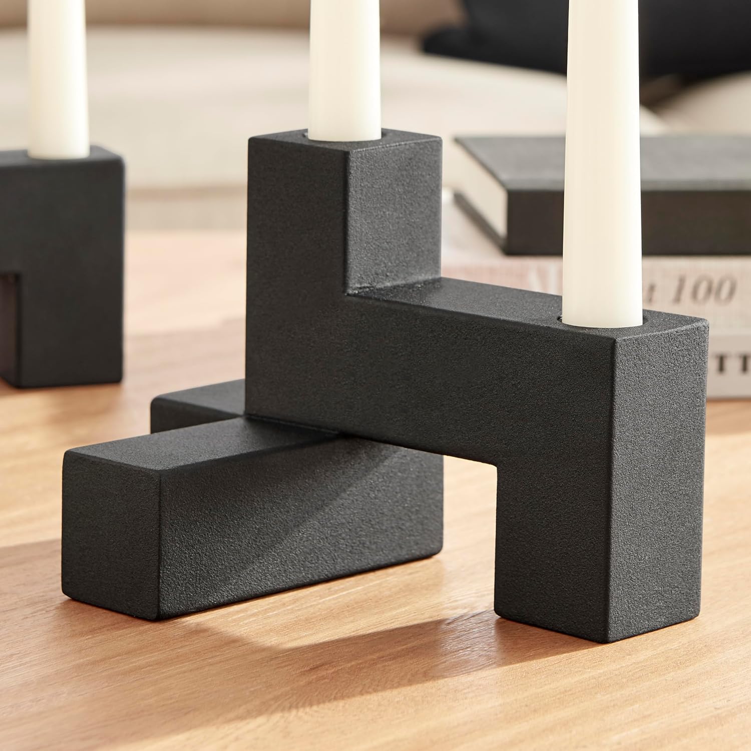 Danya B. Juego de candelabros cónicos apilables de metal negro contemporáneo de 2 piezas