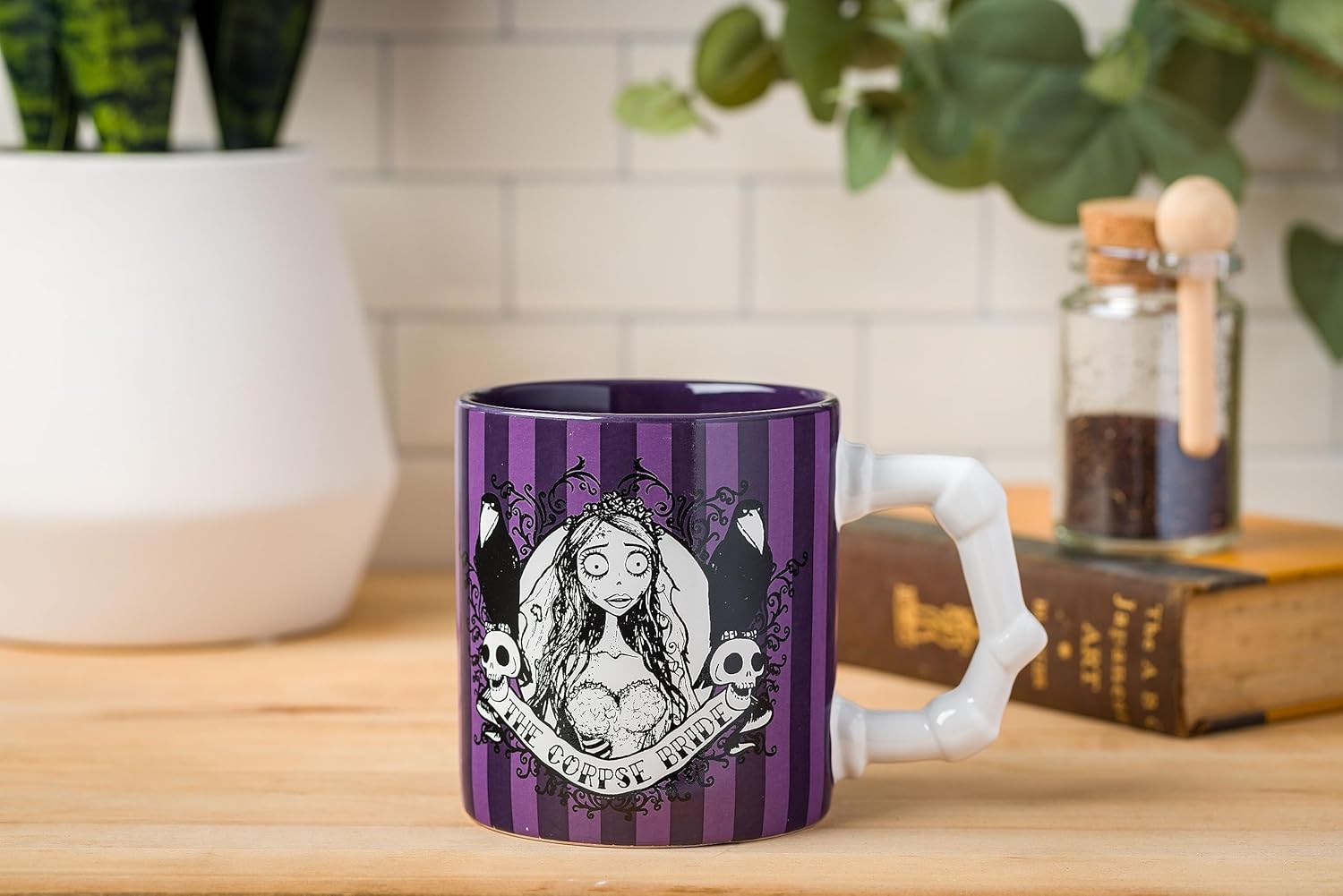Silver Buffalo Taza de cerámica con mango esculpido, diseño de cadáveres y novias, 20 onzas